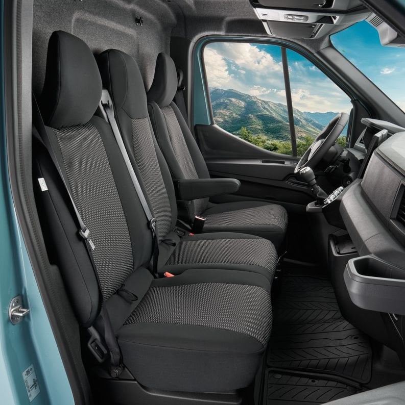 Přesné autopotahy Nissan Interstar 2025- (dvojité sedadlo spolujezdce se stolkem) Kegel-Blazusiak